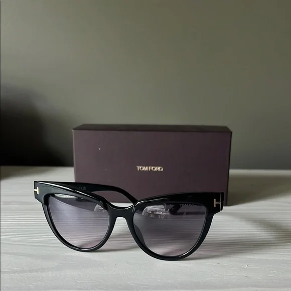 Tom Ford Sunglasses **FREE w/ orders over $700** - Picture 8 of 17